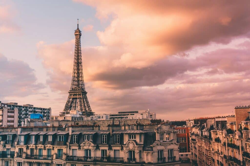 Paris, lieu de la formation en géobiologie : la tour Eiffel au-dessus des toits au coucher du soleil